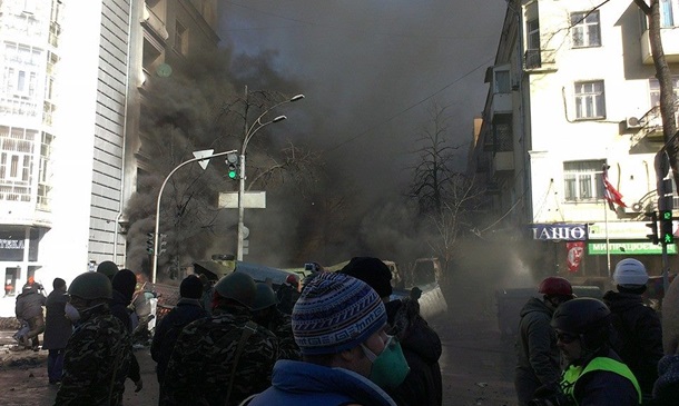 Les premiers affrontements et un camion d'incendie criminel sur Shelkovichnoe Первые столкновения и поджог грузовиков на Шелковичной