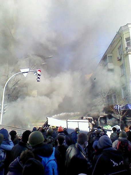 Les premiers affrontements et un camion d'incendie criminel sur Shelkovichnoe Первые столкновения и поджог грузовиков на Шелковичной