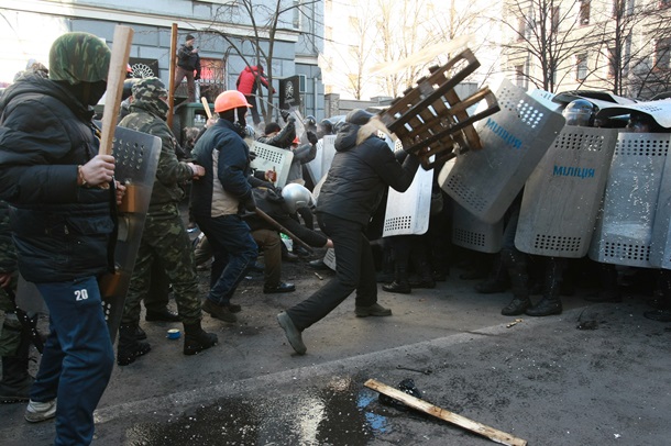 Les premiers affrontements et un camion d'incendie criminel sur Shelkovichnoe Первые столкновения и поджог грузовиков на Шелковичной