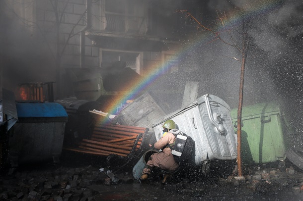 Les premiers affrontements et un camion d'incendie criminel sur Shelkovichnoe Первые столкновения и поджог грузовиков на Шелковичной