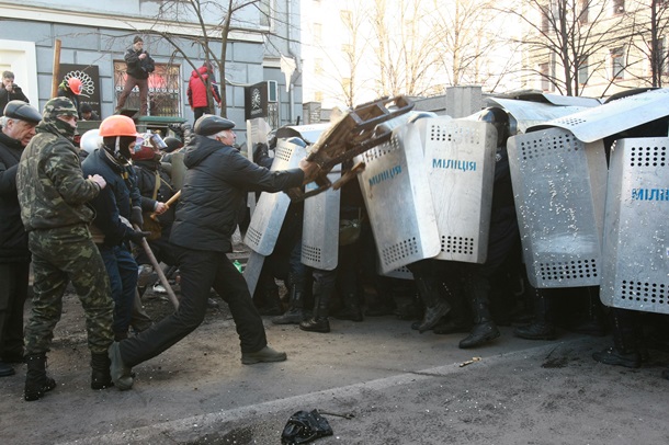 Les premiers affrontements et un camion d'incendie criminel sur Shelkovichnoe Первые столкновения и поджог грузовиков на Шелковичной