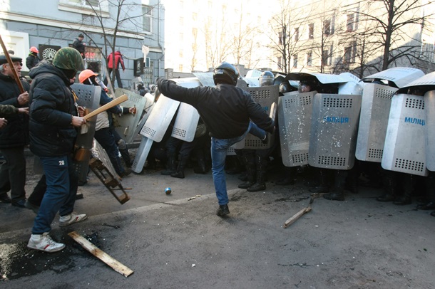Les premiers affrontements et un camion d'incendie criminel sur Shelkovichnoe Первые столкновения и поджог грузовиков на Шелковичной
