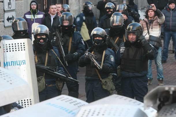 Les premiers affrontements et un camion d'incendie criminel sur Shelkovichnoe Первые столкновения и поджог грузовиков на Шелковичной