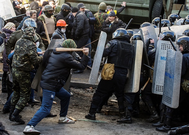 Les premiers affrontements et un camion d'incendie criminel sur Shelkovichnoe Первые столкновения и поджог грузовиков на Шелковичной