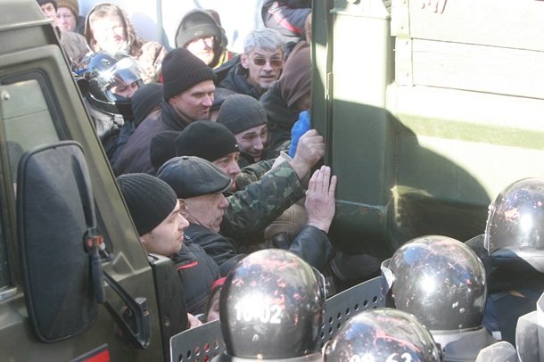 Les premiers affrontements et un camion d'incendie criminel sur Shelkovichnoe Первые столкновения и поджог грузовиков на Шелковичной