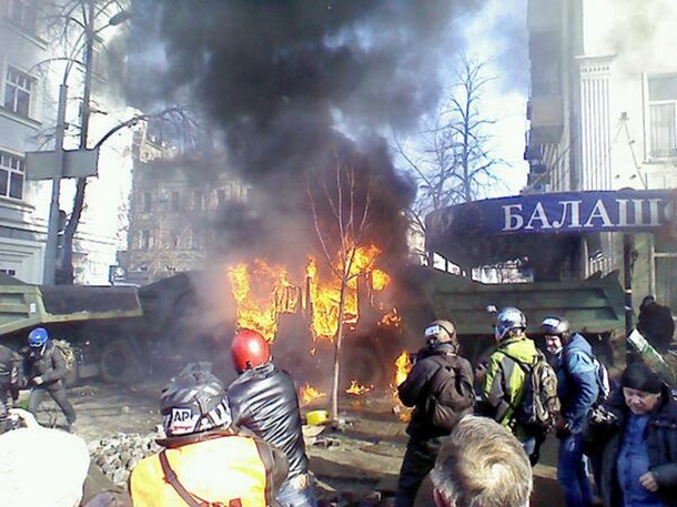Les premiers affrontements et un camion d'incendie criminel sur Shelkovichnoe Первые столкновения и поджог грузовиков на Шелковичной
