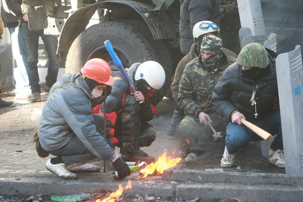 Au cours allé des bâtons, des pierres et des cocktails Molotov В ход пошли палки, камни и коктейли Молотова