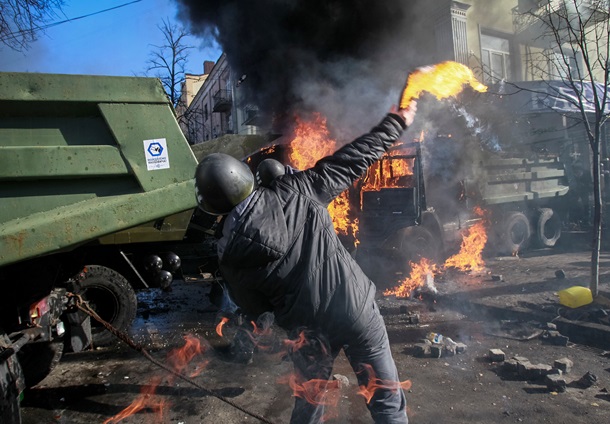 Au cours allé des bâtons, des pierres et des cocktails Molotov В ход пошли палки, камни и коктейли Молотова