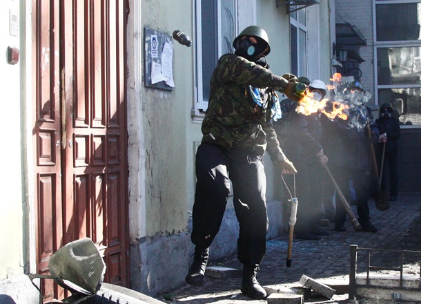 Au cours allé des bâtons, des pierres et des cocktails Molotov В ход пошли палки, камни и коктейли Молотова