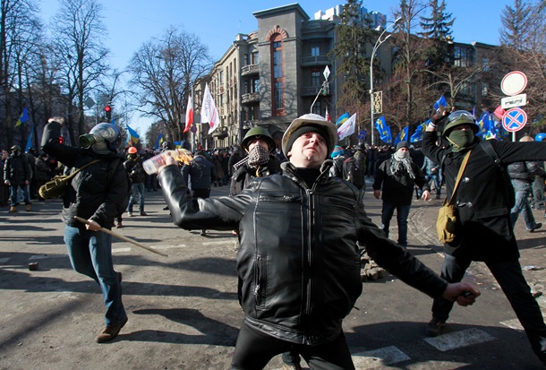 Au cours allé des bâtons, des pierres et des cocktails Molotov В ход пошли палки, камни и коктейли Молотова
