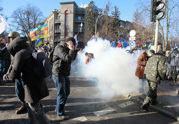 Au cours allé des bâtons, des pierres et des cocktails Molotov В ход пошли палки, камни и коктейли Молотова