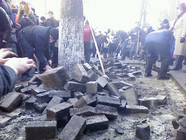 Au cours allé des bâtons, des pierres et des cocktails Molotov В ход пошли палки, камни и коктейли Молотова
