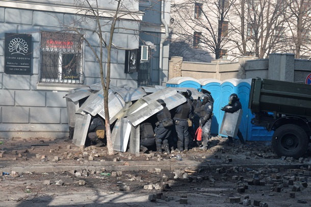 Au cours allé des bâtons, des pierres et des cocktails Molotov В ход пошли палки, камни и коктейли Молотова