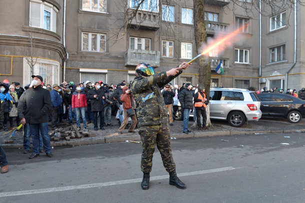 Au cours allé des bâtons, des pierres et des cocktails Molotov В ход пошли палки, камни и коктейли Молотова