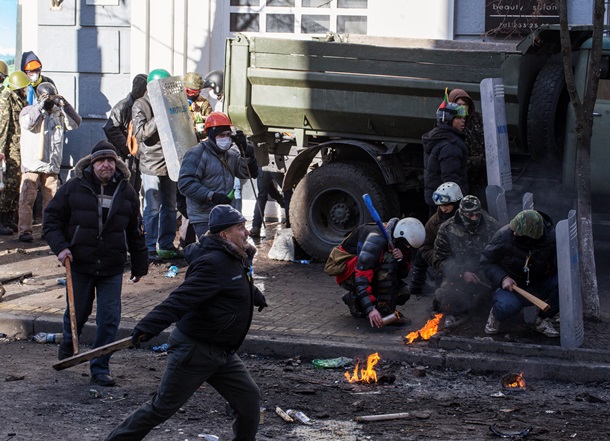 Au cours allé des bâtons, des pierres et des cocktails Molotov В ход пошли палки, камни и коктейли Молотова