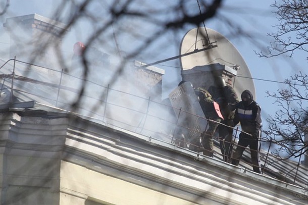 Confrontation sur les toits dans le quartier du gouvernement Противостояние на крышах в правительственном квартале