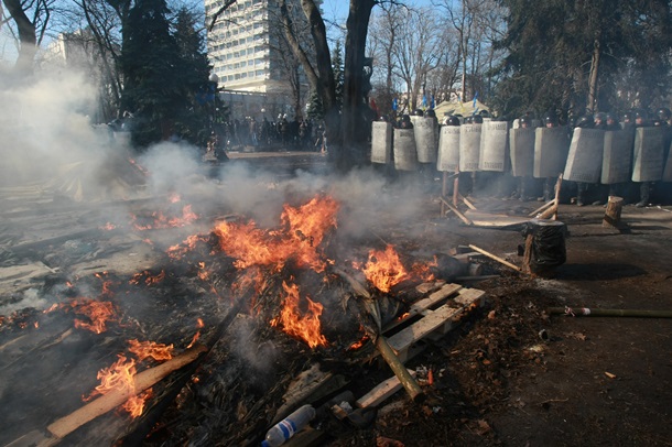 Confrontation dans le parc Mariinski Противостояние в Мариинском парке