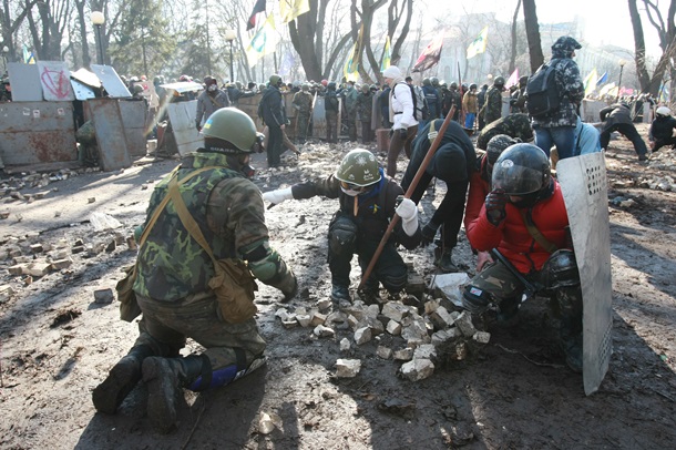 Confrontation dans le parc Mariinski Противостояние в Мариинском парке