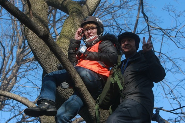 Confrontation dans le parc Mariinski Противостояние в Мариинском парке