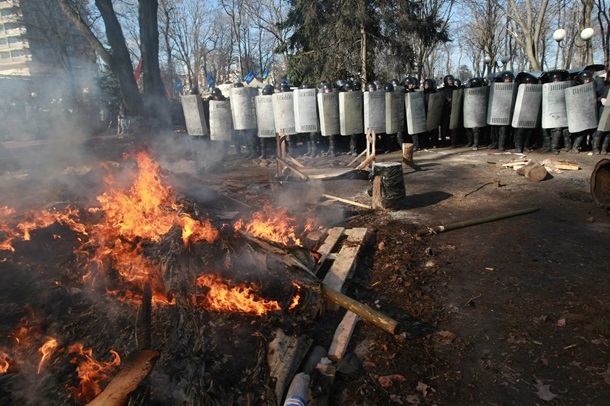 Confrontation dans le parc Mariinski Противостояние в Мариинском парке