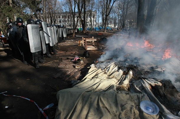 Confrontation dans le parc Mariinski Противостояние в Мариинском парке