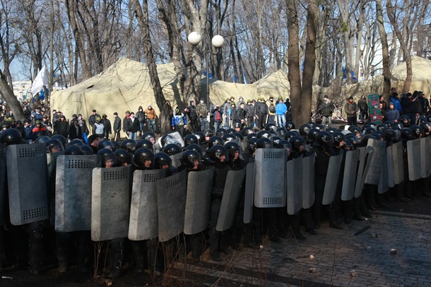 Confrontation dans le parc Mariinski Противостояние в Мариинском парке