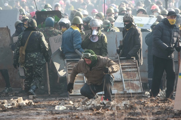 Confrontation dans le parc Mariinski Противостояние в Мариинском парке