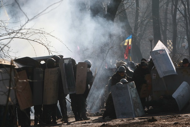 Confrontation dans le parc Mariinski Противостояние в Мариинском парке