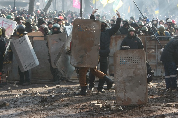 Confrontation dans le parc Mariinski Противостояние в Мариинском парке