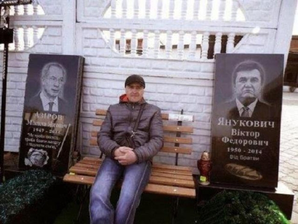 Photo pierres tombales Président fugitif Viktor Ianoukovitch et l'ancien Premier ministre Mykola Azarov