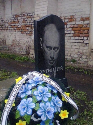 dans la région de Tchernihiv produit une pierre tombale avec le portrait de Poutine