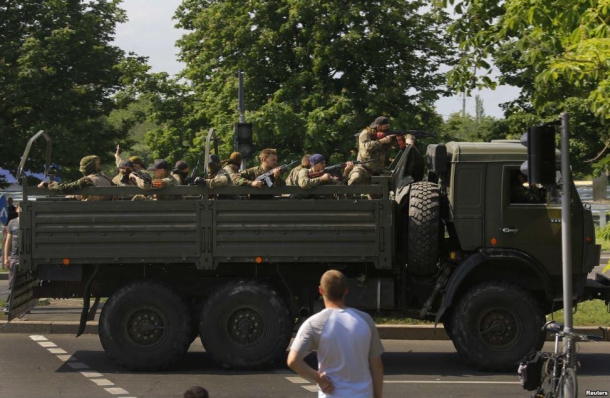 Несколько грузовиков с вооруженными террористами с боями прорвались из РФ в Украину, - пограничники