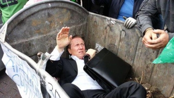 Под ВР депутата Журавского выкинули в мусорный контейнер. VIDEO + PHOTOS