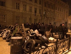 militants de l'administration d'Etat de Lviv régional ont pris d'assaut et en érigeant des barricades. Reportage photo + VIDEO
