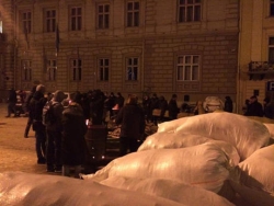 militants de l'administration d'Etat de Lviv régional ont pris d'assaut et en érigeant des barricades. Reportage photo + VIDEO