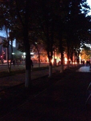 Dans le centre de Mariupol brûler des pneus à l'unité militaire a entendu les coups de feu, l'aéroport asseoir hélicoptères. histoire de l'image