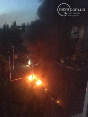 Dans le centre de Mariupol brûler des pneus à l'unité militaire a entendu les coups de feu, l'aéroport asseoir hélicoptères. histoire de l'image