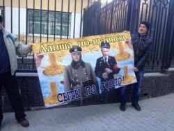 Одесситы забросали генеральное консульство России лапшой: Сыты по горло!. histoire de l'image