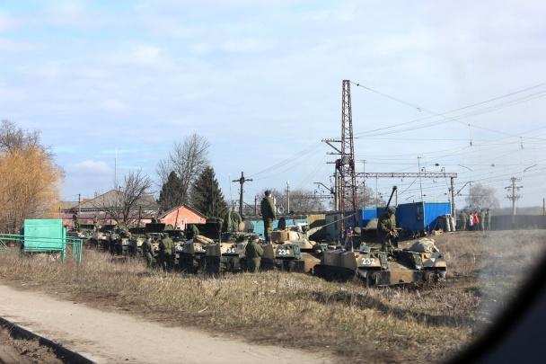 Russie à l'Ukraine a été entouré sur trois côtés. A la frontière de 100 mille soldats et 500 chars. MAP + PHOTOS Россия окружила Украину с трех сторон. У границы 100 тысяч военных и более 500 танков. КАРТА+ФОТО