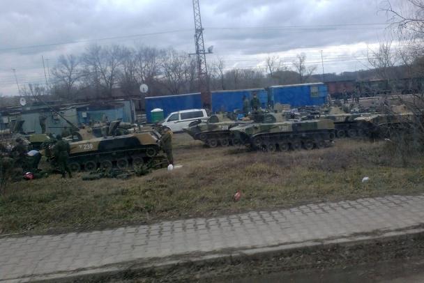 Russie à l'Ukraine a été entouré sur trois côtés. A la frontière de 100 mille soldats et 500 chars. MAP + PHOTOS Россия окружила Украину с трех сторон. У границы 100 тысяч военных и более 500 танков. КАРТА+ФОТО