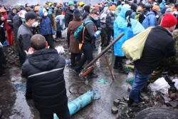 Активисты Евромайдана соорудили воздушную пушку. ФОТОрепортаж