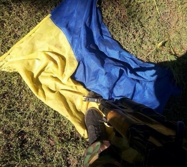 Forces spéciales de la Fédération de Russie est photographié sur fond de corps mutilés et des soldats ukrainiens piétinés sur le drapeau ukrainien. histoire de l'image Спецназ РФ фотографируется на фоне искалеченных тел украинских воинов и топчется по украинскому флагу. ФОТОрепортаж