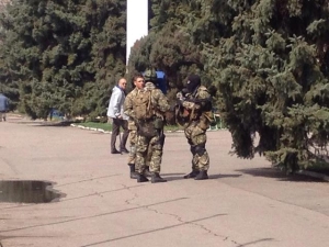 rebelles pro-russe a envoyé des renforts à Slavyansk: les terroristes russes armés de mitrailleuses et de lance-grenades. PHOTO