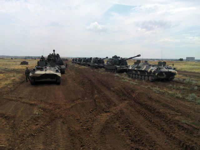 La composition du groupe russe, concentrée le long de la frontière avec le Donbass ukrainien. histoire de l'image Состав российской группировки, сконцентрированной по всей границе с украинским Донбассом. ФОТОрепортаж