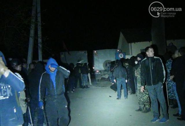 Storming une unité militaire dans militants Mariupol passants blessés. Reportage photo + VIDEO Штурм воинской части в Мариуполе: боевики ранили случайных прохожих. ФОТОрепортаж+ВИДЕО