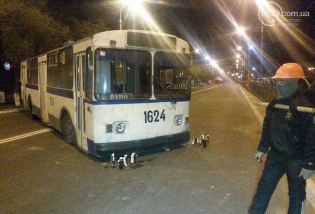 Storming une unité militaire dans militants Mariupol passants blessés. Reportage photo + VIDEO Штурм воинской части в Мариуполе: боевики ранили случайных прохожих. ФОТОрепортаж+ВИДЕО