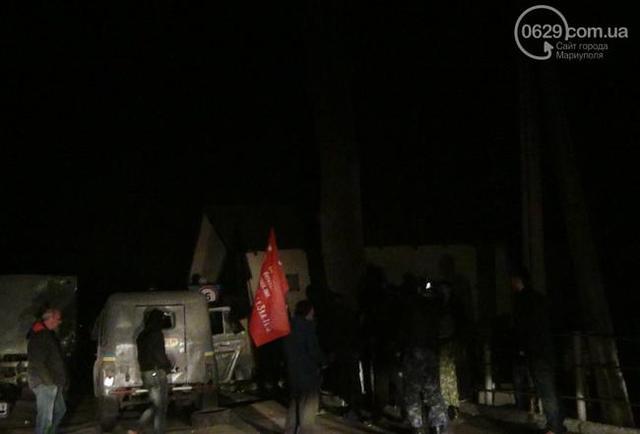 Storming une unité militaire dans militants Mariupol passants blessés. Reportage photo + VIDEO Штурм воинской части в Мариуполе: боевики ранили случайных прохожих. ФОТОрепортаж+ВИДЕО