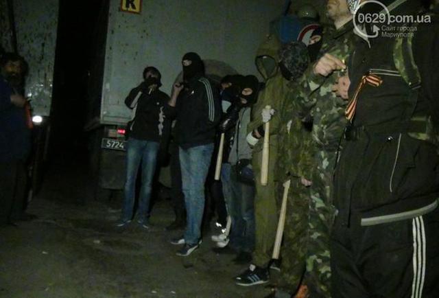 Storming une unité militaire dans militants Mariupol passants blessés. Reportage photo + VIDEO Штурм воинской части в Мариуполе: боевики ранили случайных прохожих. ФОТОрепортаж+ВИДЕО