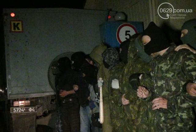 Storming une unité militaire dans militants Mariupol passants blessés. Reportage photo + VIDEO Штурм воинской части в Мариуполе: боевики ранили случайных прохожих. ФОТОрепортаж+ВИДЕО