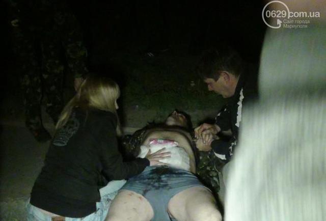 Storming une unité militaire dans militants Mariupol passants blessés. Reportage photo + VIDEO Штурм воинской части в Мариуполе: боевики ранили случайных прохожих. ФОТОрепортаж+ВИДЕО